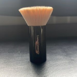 bareMinerals Beautiful Finish Brush
